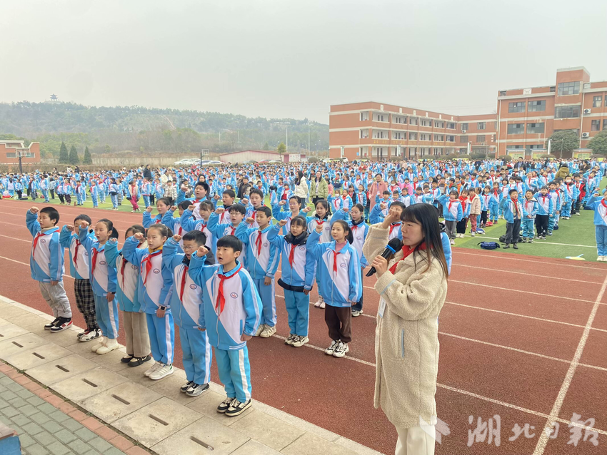 【2025.2.25】勤学不负韶华 奋进再创佳绩——红莲湖第一小学教联体2025年春季开学典礼暨2024年秋季期末质量监测表彰大会.doc