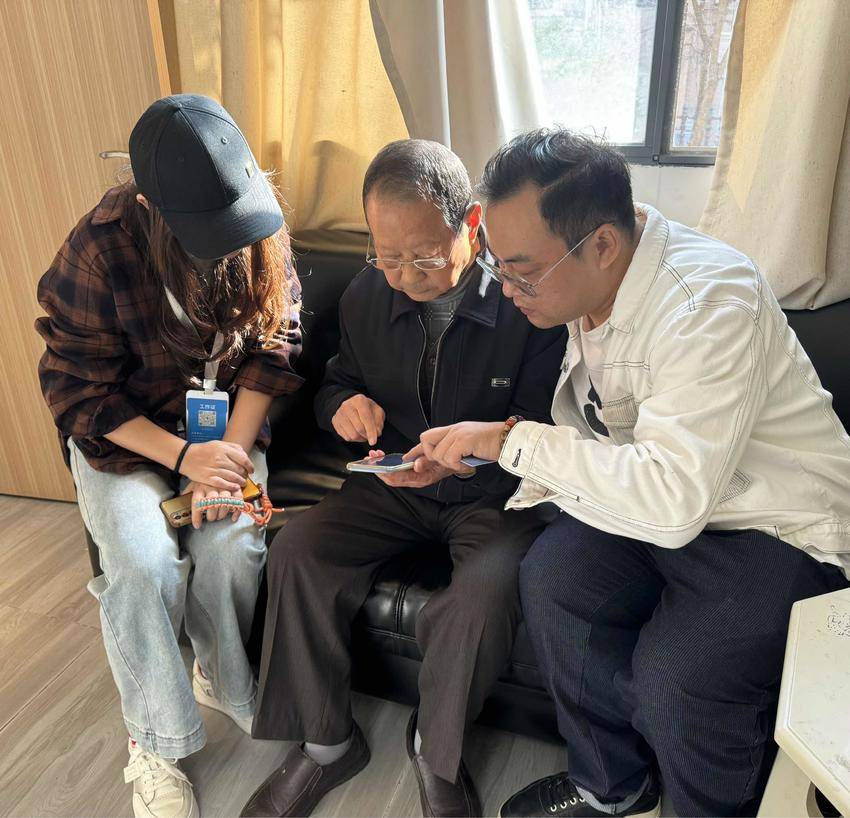 甲街社区：网格员耐心服务，八旬老人乐闻政策.docx