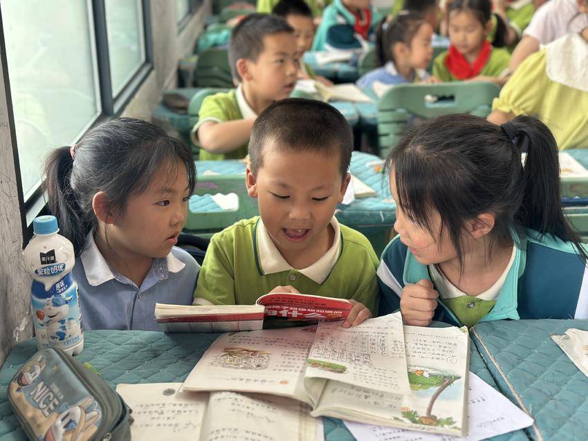 利川市民族实验幼儿园开展幼小衔接活动幼儿沉浸式体验小学新生活.doc