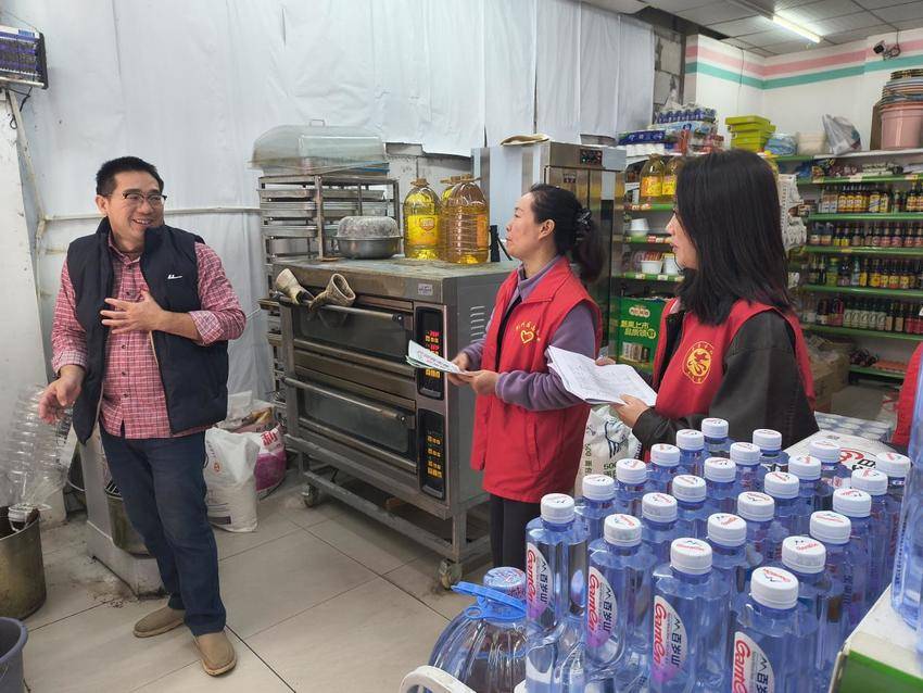 荆州市郢城镇茶庵寺社区积极入户开展反诈、医保政策宣传.docx