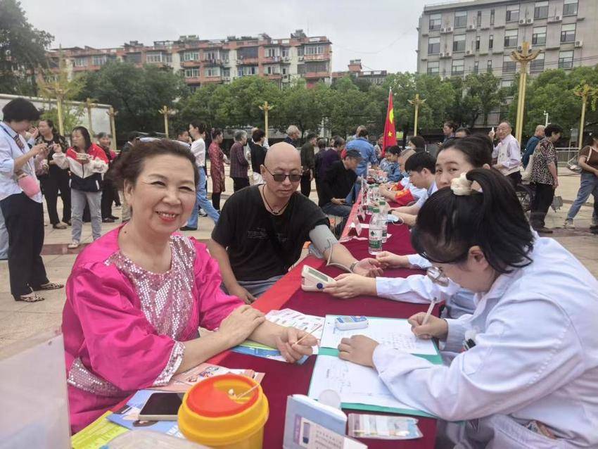 家国同庆迎双节，青山镇街道各社区共绘邻里温情画卷.docx