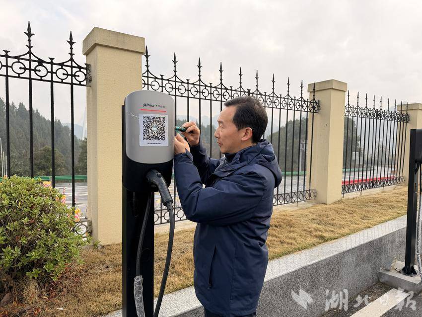 向东海正在维护充电桩