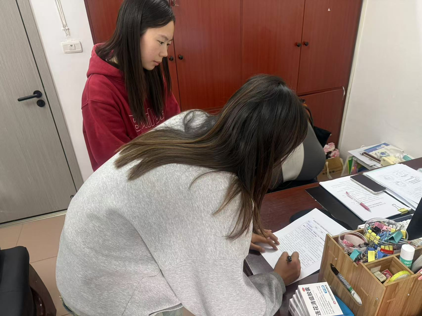 卧龙乡年轻干部签订《抵制违规收送礼品礼金承诺书》