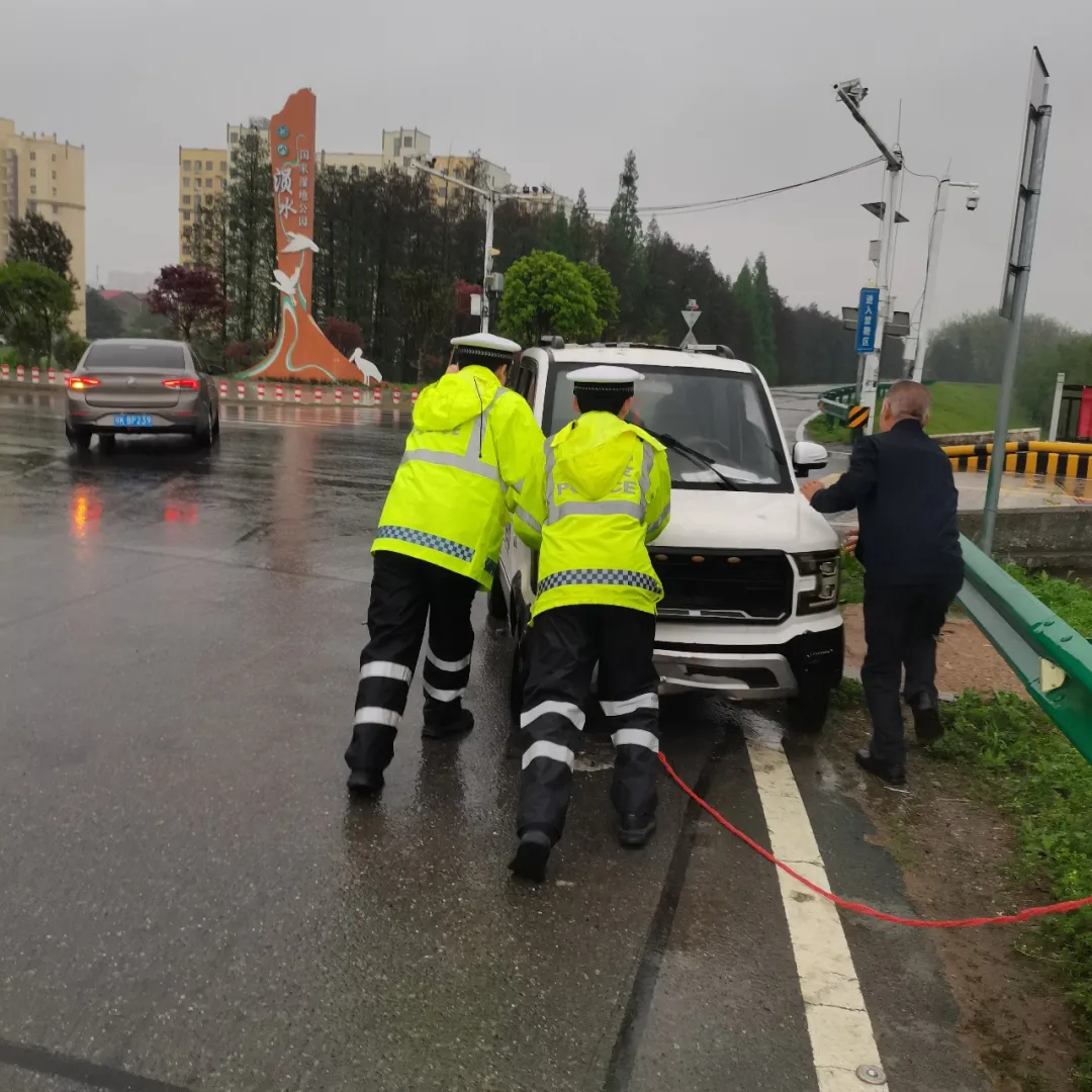 云梦：车辆半路抛锚 交警推车暖心
