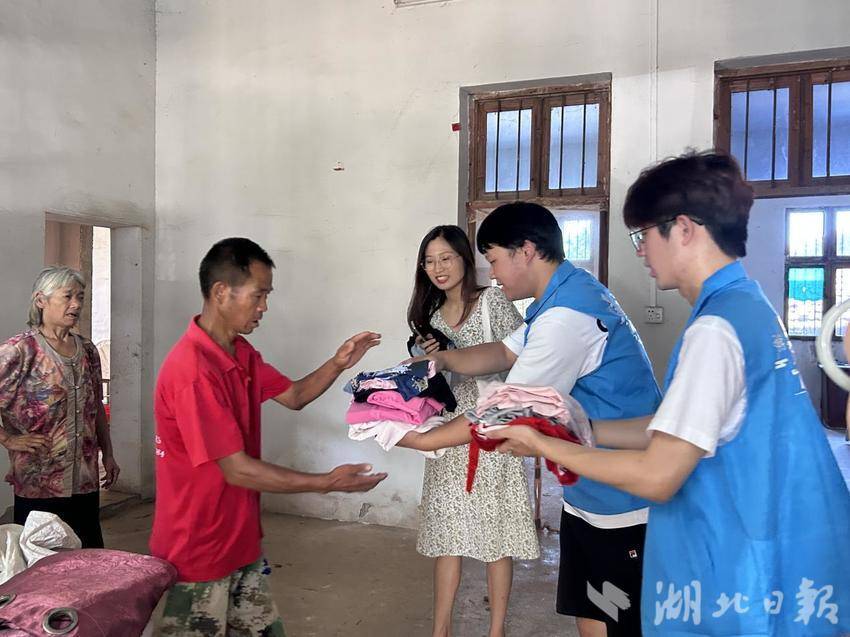 嘉鱼团县委组织大学生进社区开展社会实践(2)(1).docx 嘉鱼团县委组织大学生进社区开展社会实践(2)(1).docx