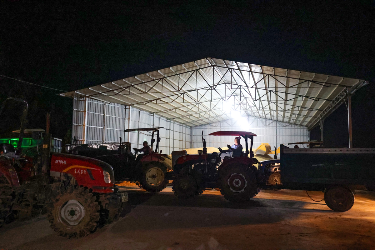 9月15日晚，南漳县武安镇安乐堰村粮食收购点，村民排起长队等候卖粮。（江漫 摄）