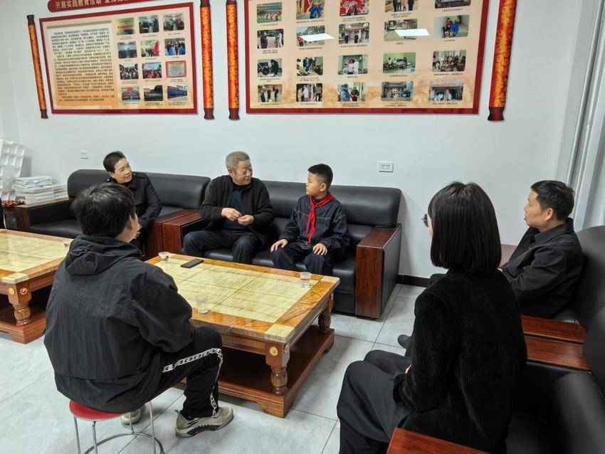 宜城市关工委看望荣获全省青少年“中华魂”主题演讲小学组一等奖学生杨景皓.docx