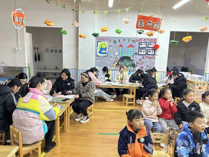 利川市东城公办中心幼儿园开展青蓝结对主题教研活动.docx