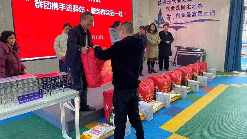 武当山群团组织关爱一线职工.docx