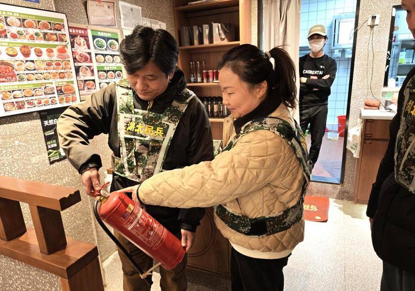 武昌区大东门社区：织密安全防护网 携手民兵开展夜间消防安全突击检查.docx