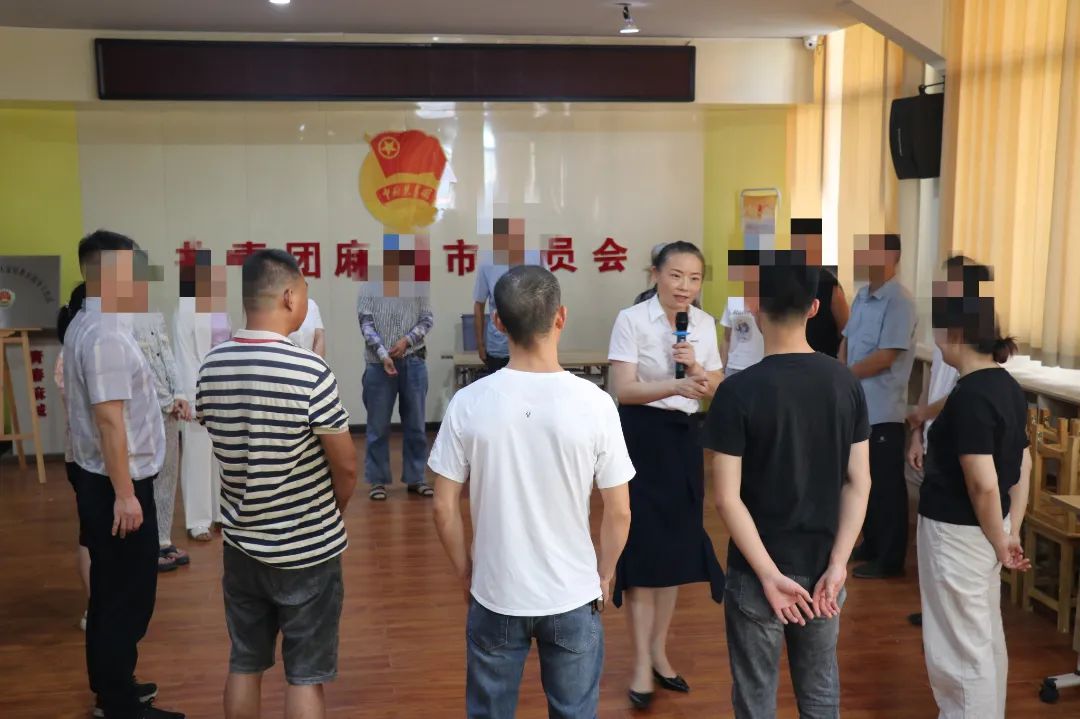 8月8日，麻城市检察院联合市妇联邀请省人大代表、国家二级心理咨询师在麻城市涉案未成年人家庭教育指导工作站为涉案未成年人及家长开展家庭教育指导，解锁亲子沟通密码.jpg