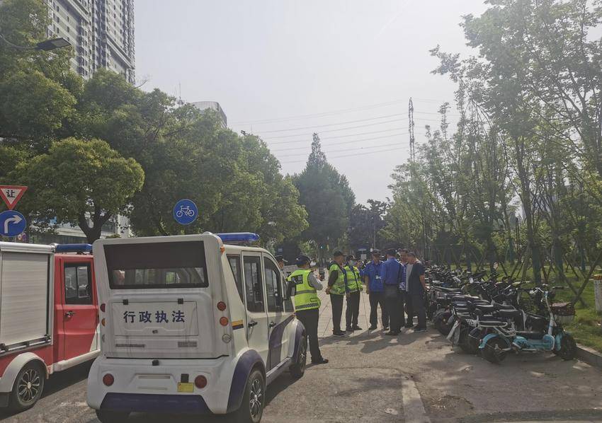 电动车占道堆放整治现场