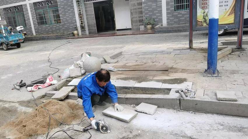 红安县八里湾镇：给城市“舒筋活络”，绣花功夫修补群众幸福感.docx