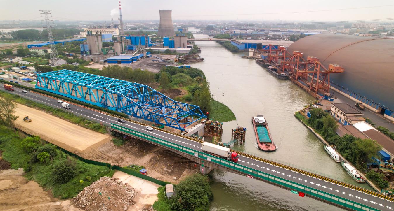 【一线传声】中交二航局沪武高速项目关键控制性工程——申张线大桥顶推施工顺利启动.docx