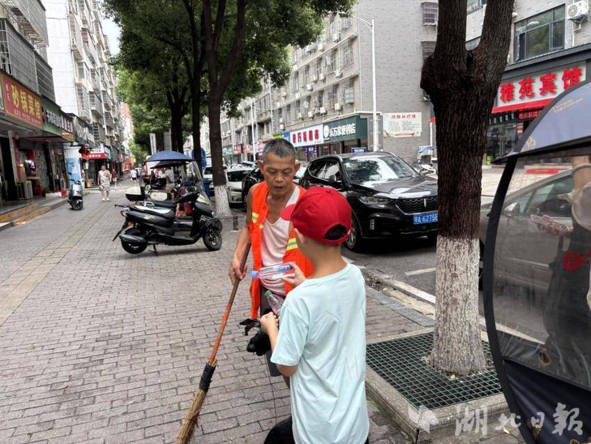 东风路街道：夏日送清凉 关怀暖人心(1).doc