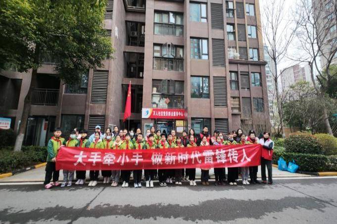 万人社区学雷锋志愿服务活动简报3.4.docx