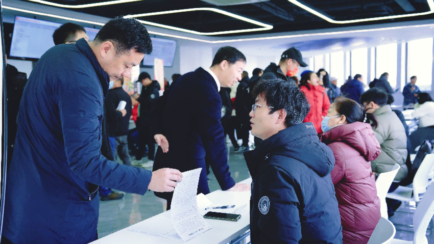3.28临空港人力资源市场构建多渠道就业服务网.docx