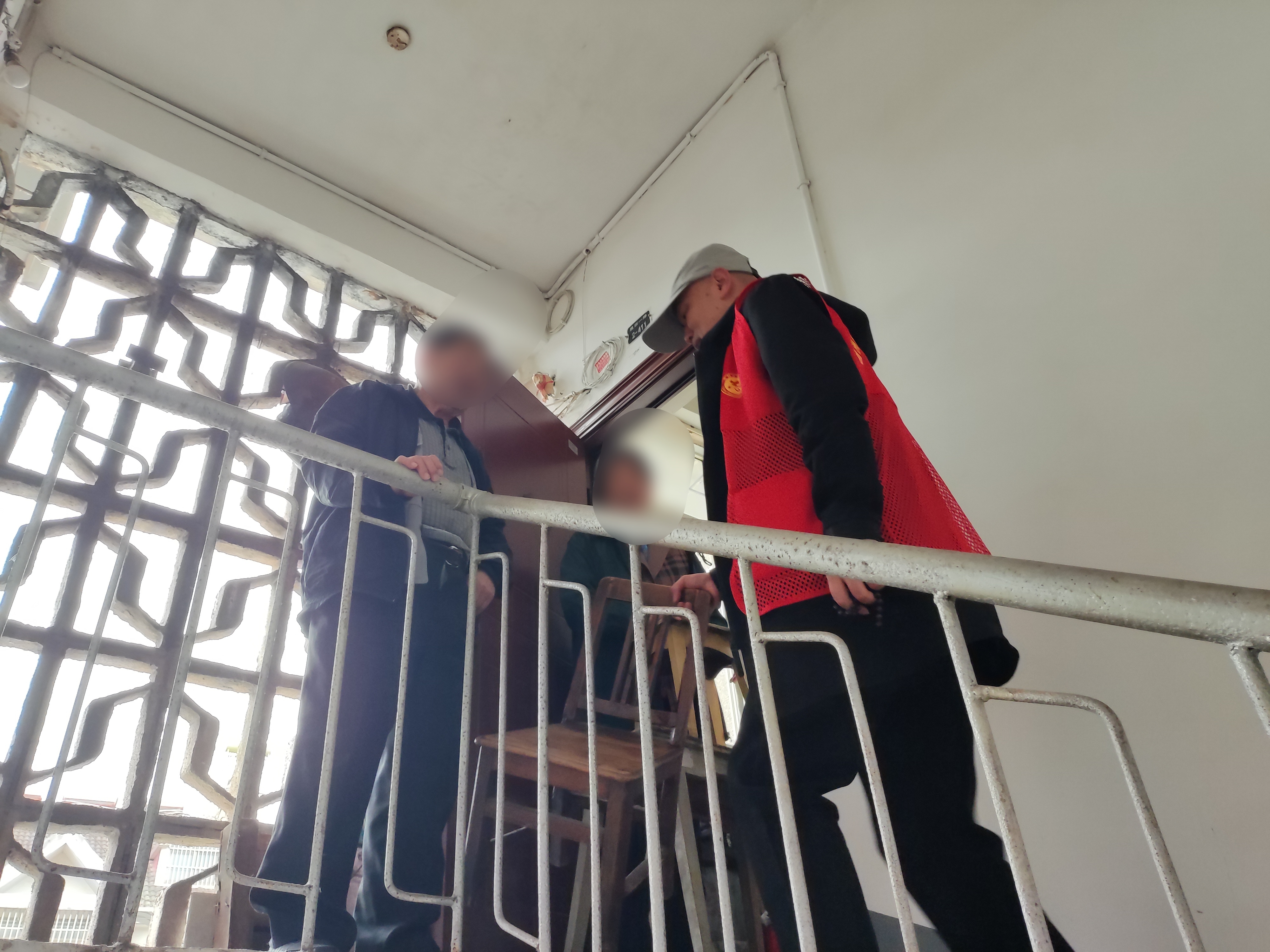 一盏明灯暖人心，网格服务显真情.doc