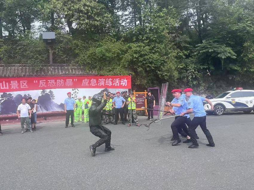 1 武当山景区配发反恐装备 全面提升应急处突能力.docx