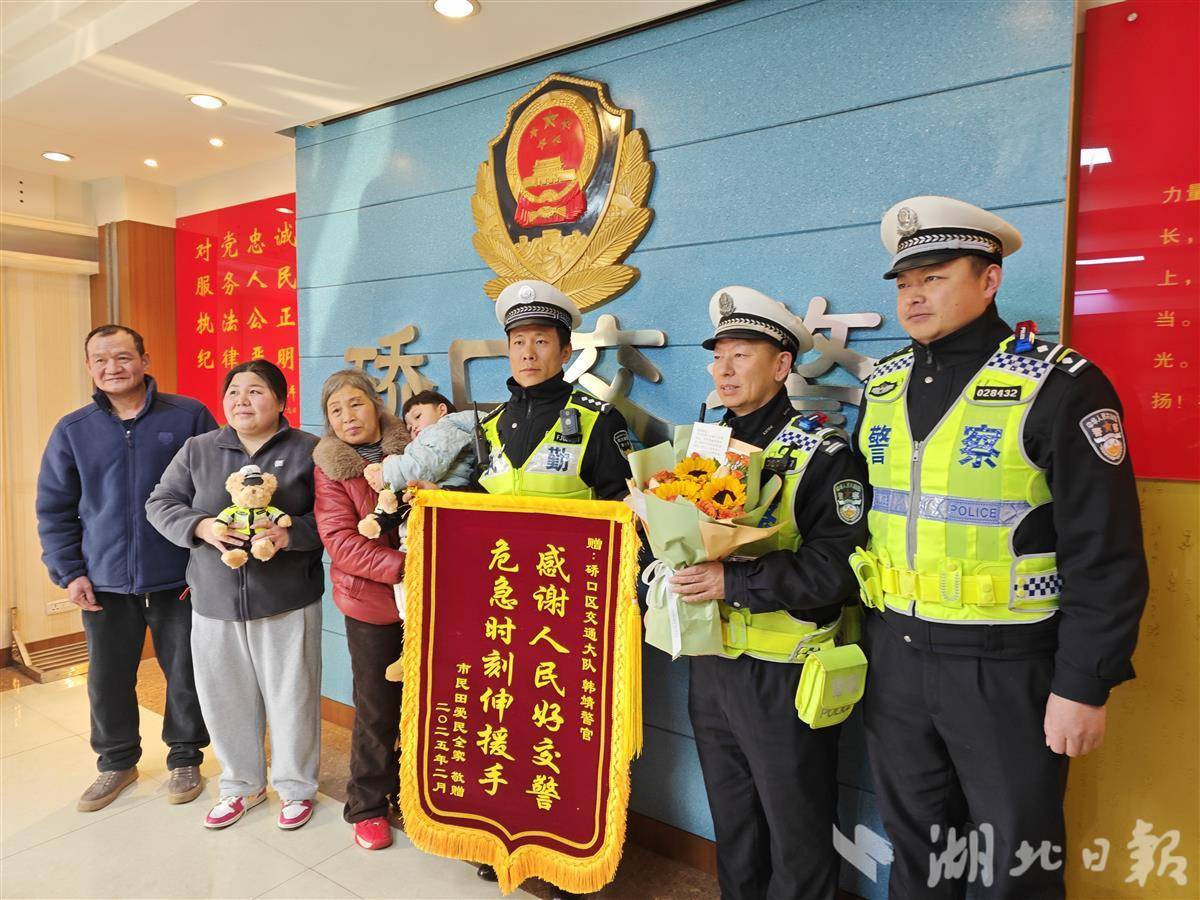 获救儿童家属给韩靖送来锦旗。