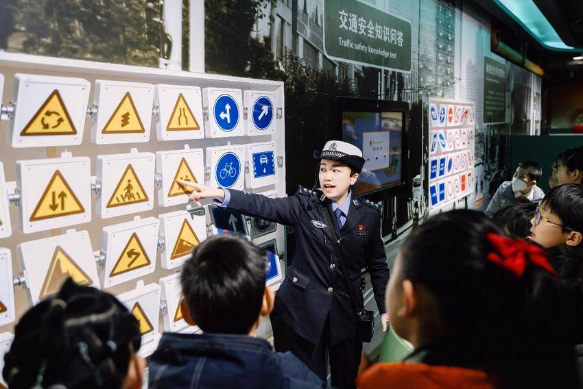 20250213科技感满满：“丽斯交通课堂”科技馆里话安全（配图）.docx
