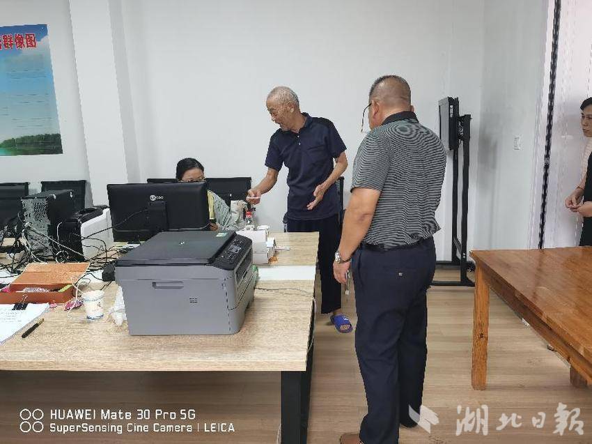嘉鱼鸿昌客运公司为村民办理全域公交老年免费卡(1).docx
