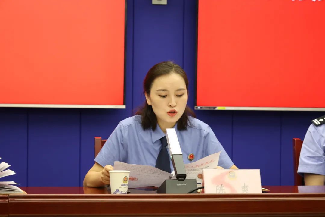 襄阳市人民检察院刑事执行检察部负责人陈爽宣读授权书