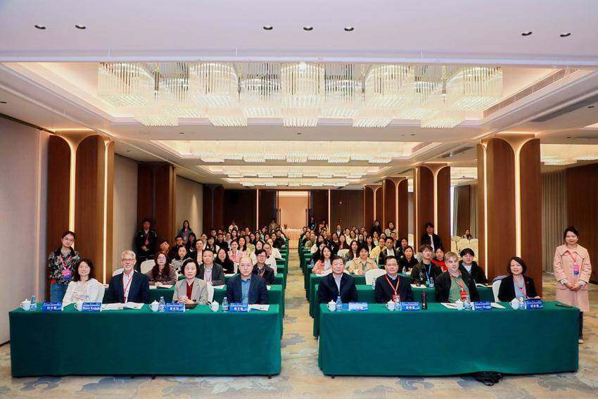 外语教育如何讲好中国故事？多国专家齐聚荆州共商外语教育新路径.docx