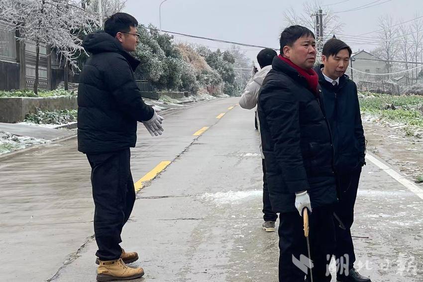 蕲春县横车镇人民政府镇长张源泉（右1）指导扫雪除冰工作