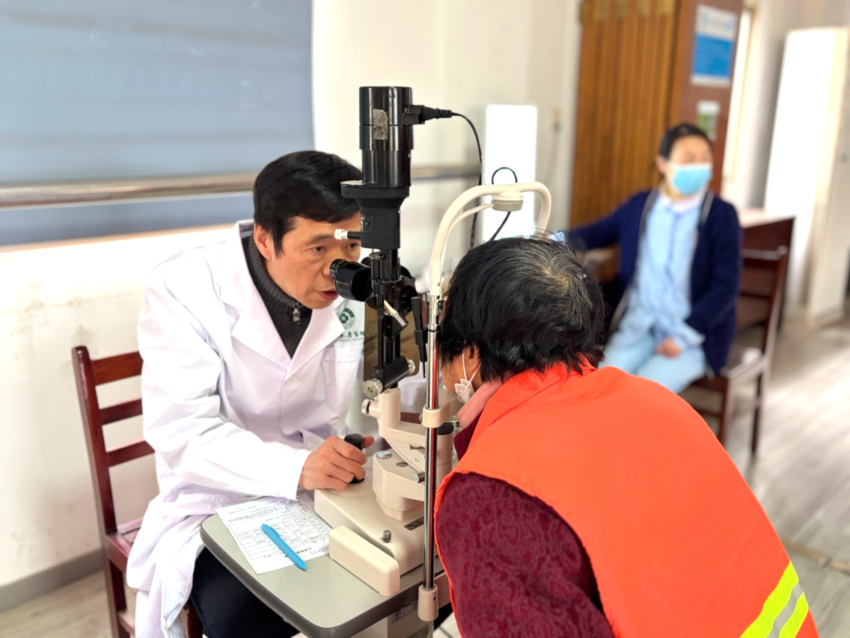 东西湖慈惠环卫公司开展守护“城市美容师·光明计划”为慈惠街环卫工点亮清晰视界.docx