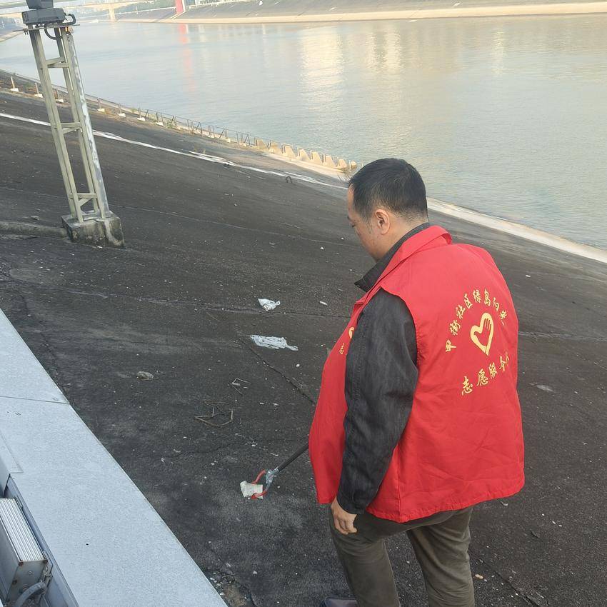 甲街社区组织志愿者清理沿江护坡 助力江岸环境提质.docx