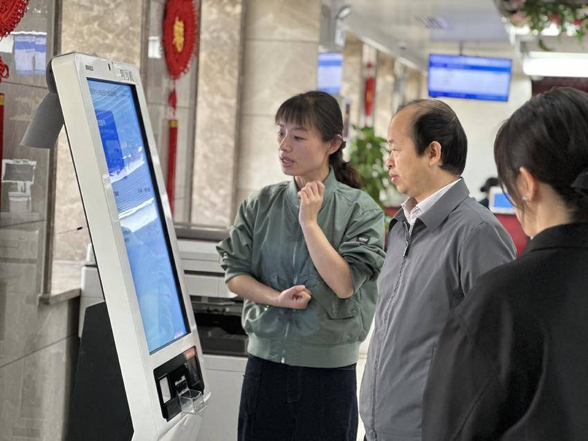 出实招 干实事 政务服务“心”升级.doc