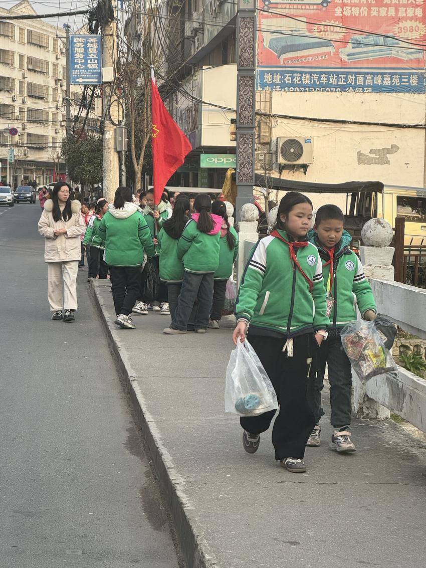 五山镇小学：环保小卫士校外拾荒 青春担当美化城市家园