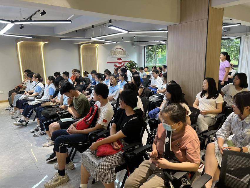 学院街道与武汉大学联办“理论热点面对面”活动.docx
