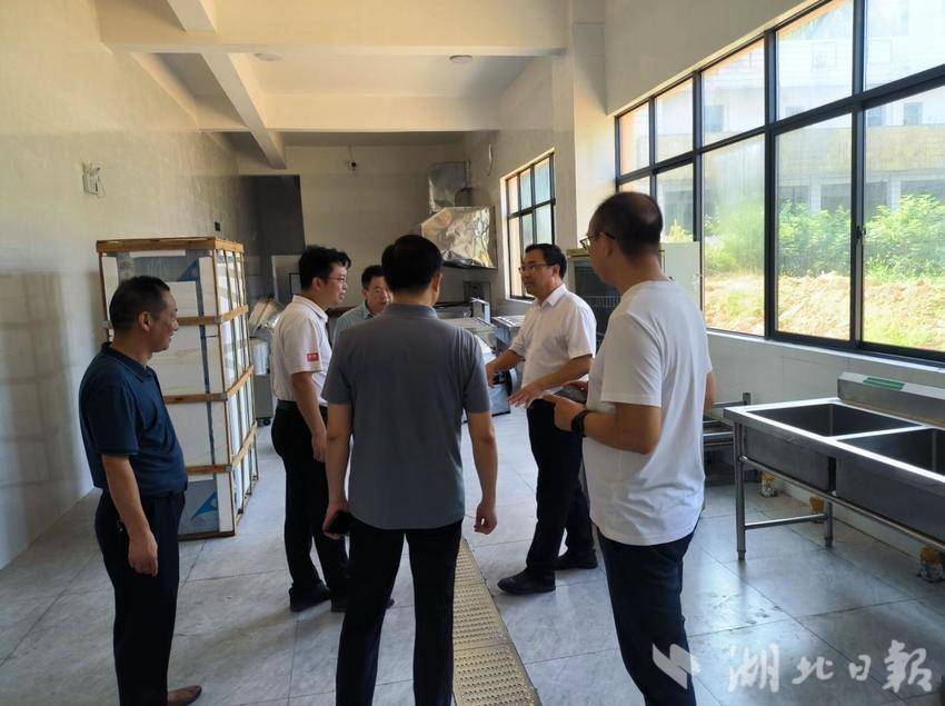 陈巷镇中心小学：教育局领导深入学校视察开学准备工作.docx