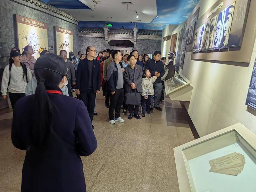 黄冈师范学院商学院党员师生赴红安知青茶场开展参观学习活动.doc
