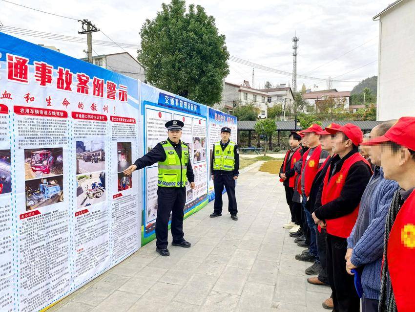 民警在剖析交通事故案例。