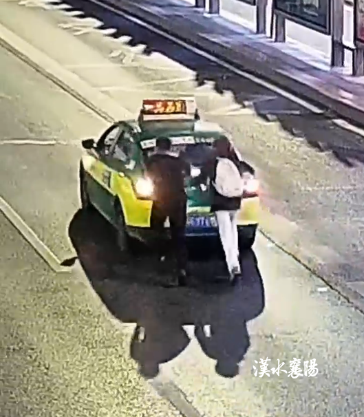 深夜街头，少年电话“摇人”：该出手时就出手！