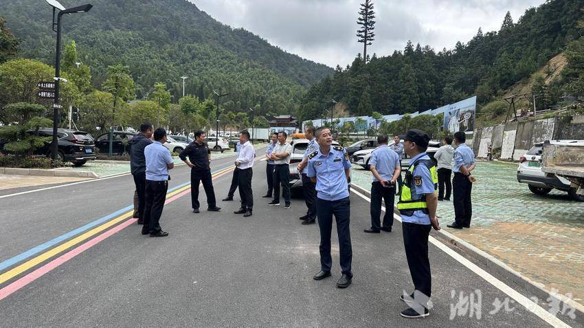 蕲春县多部门联动 护航屏风寨国庆开业.docx