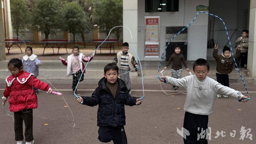 骐骥逐光启新程 趣味闯关迎新春(1).doc