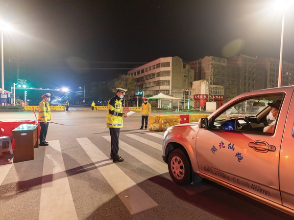 11日22时50分，市交警支队民警杜成翔与辅警许文、肖朝午在纽芬兰酒店路口检查过往车辆通行证。