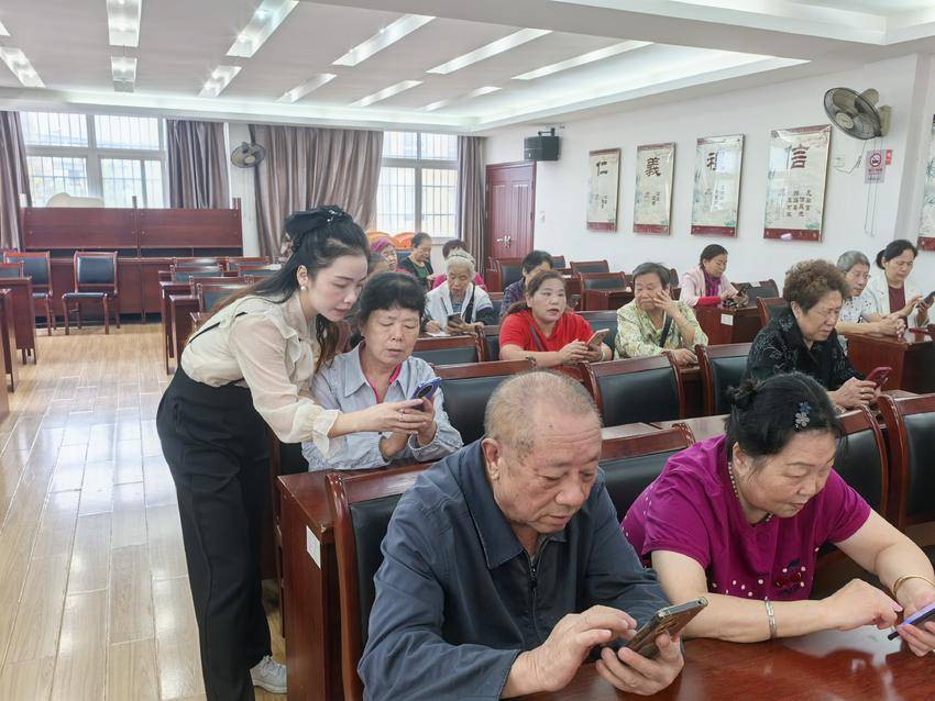 银发指尖“潮”操作，解锁生活“新”密码 .doc