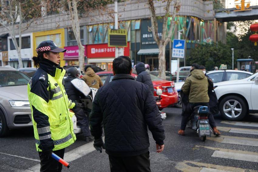 “陪”你上学 “护”你平安江岸公安多警联动全力护航“开学季”(1)(1)(1)(3).docx