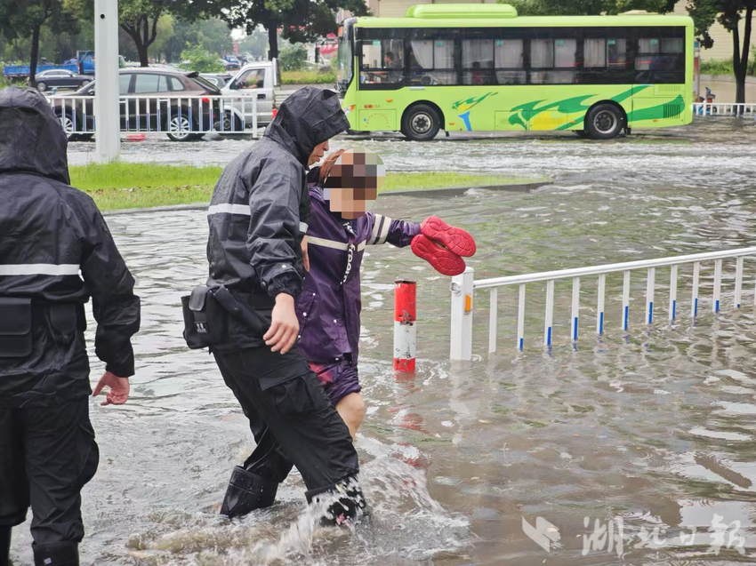 （护送老人过马路）