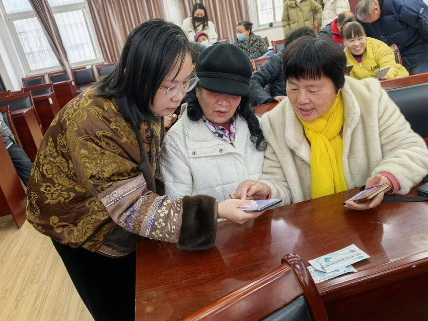 银发指尖“潮”操作，解锁生活“新”密码 .doc