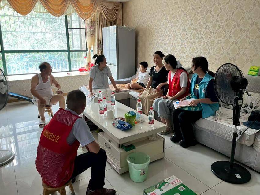 邻里携手暖人心 孝联万户爱相连.docx