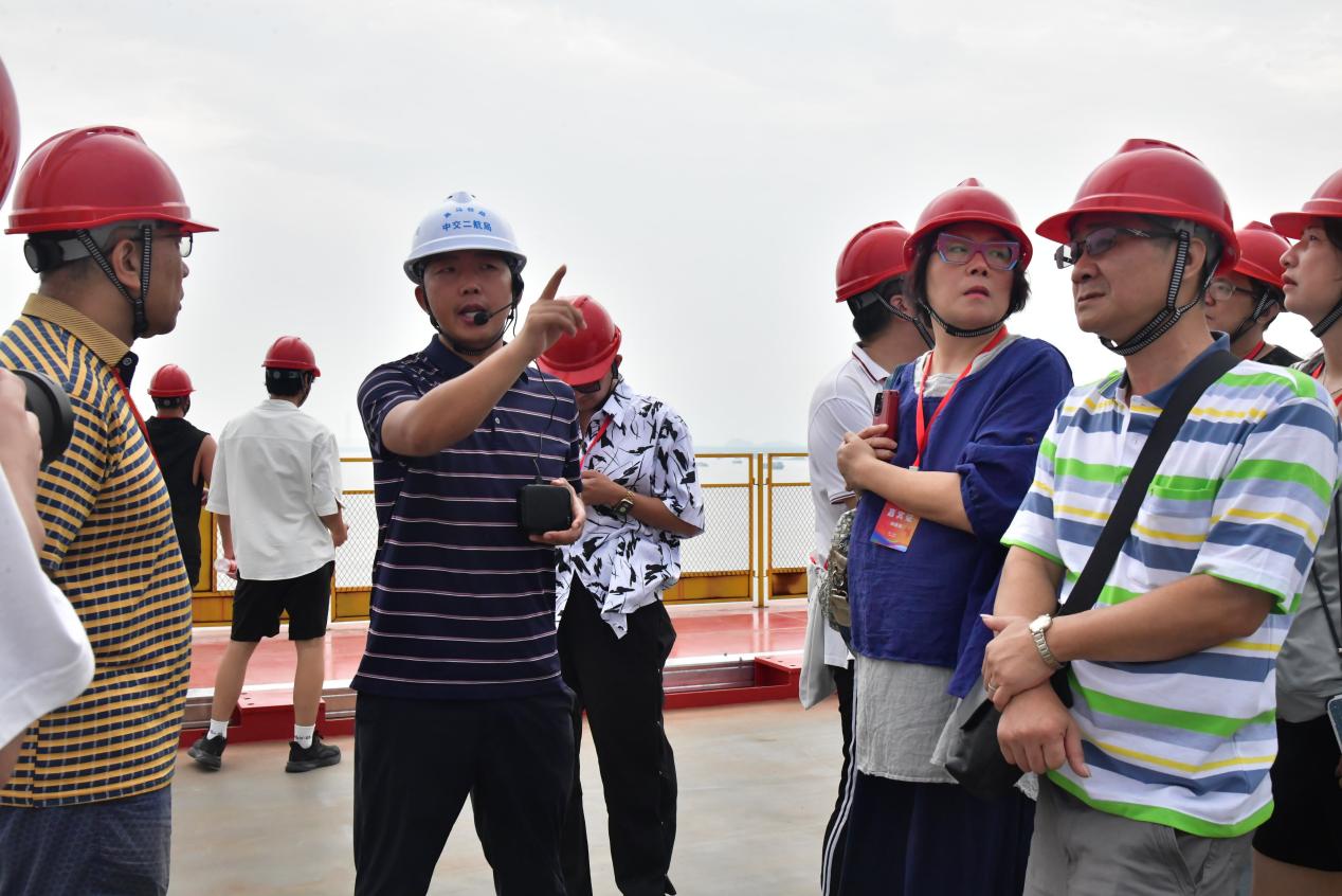 【一线传声】同吟一首诗 共叙两岸情-第四届两岸青年学子到中交二航局巢马铁路项目参观交流.docx