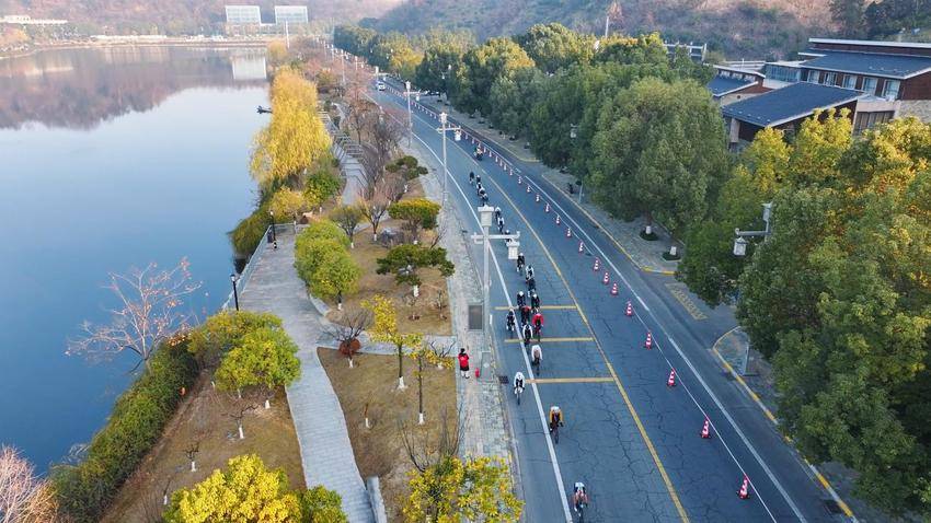 （对上） 300余名骑手逐风武当  环太极湖骑行盛宴燃动山水间(1)(1).docx