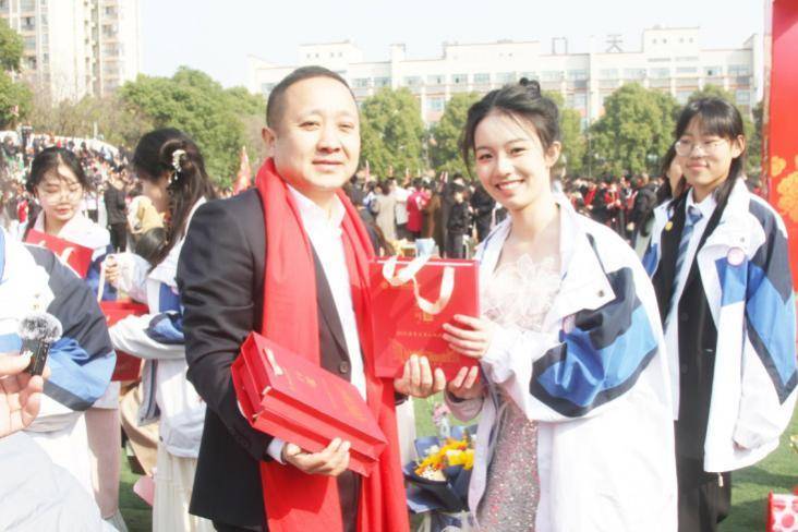 天门中学举行2025届学生成人仪式暨高考誓师大会.docx