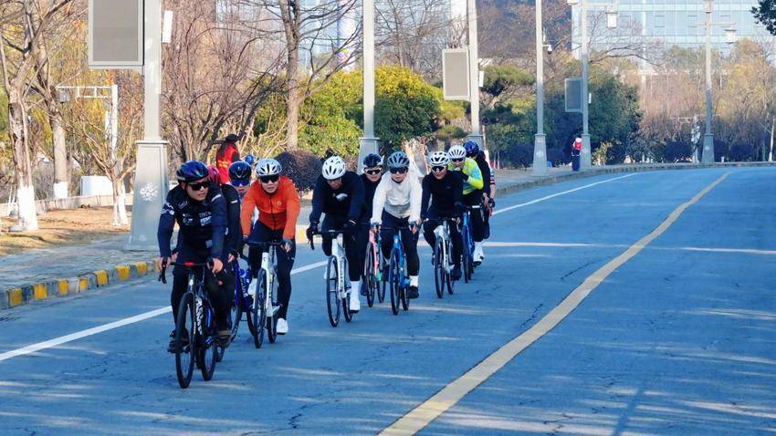 （对上） 300余名骑手逐风武当  环太极湖骑行盛宴燃动山水间(1)(1).docx